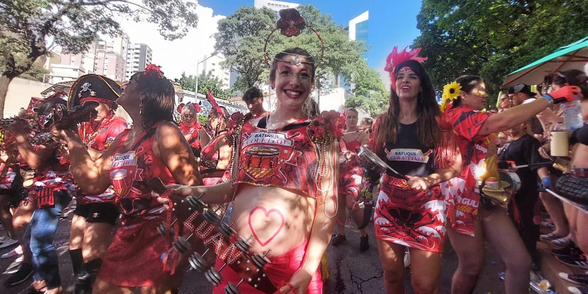 Grávida, Bruna integra a bateria do Batuque Coletivo (Divulgação / Batuque Coletivo lotado)