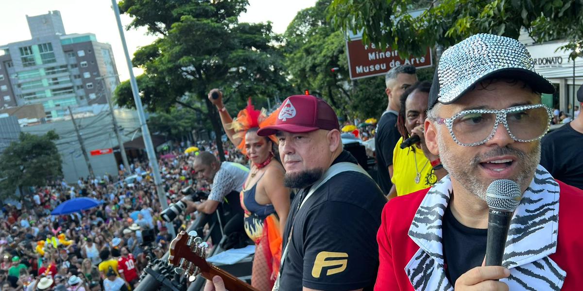 Digão, dos Raimundos, e Henrique Portugal, ex-Skank, puxam o coro do público no bloco Insanidade (Pedro Melo / Hoje em Dia)