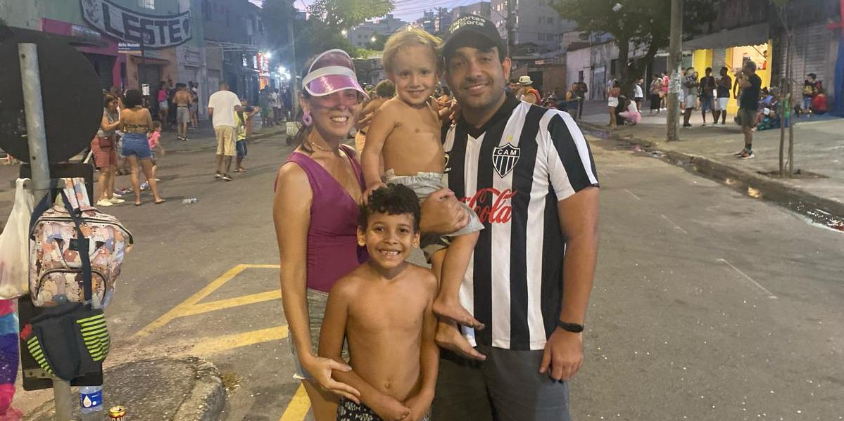 Bruna com o marido e os filhos se surpreenderam com a ausência do bloco, mas se divertiram muito com a avenida Petrolina fechada (Bernardo Haddad / Hoje em Dia)