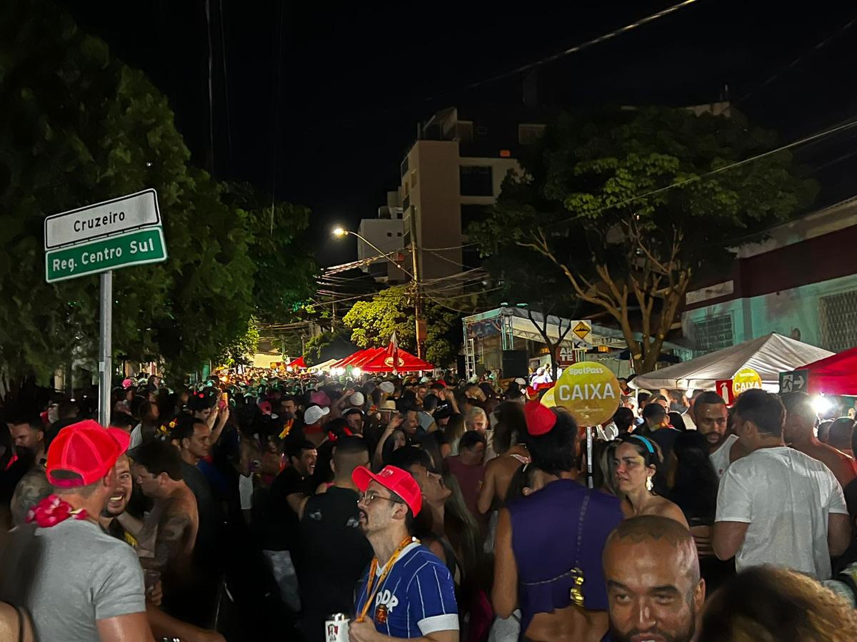 Inimigos do fim? Foliões seguem curtindo o Carnaval na noite deste domingo (Pedro Melo / Hoje em Dia)