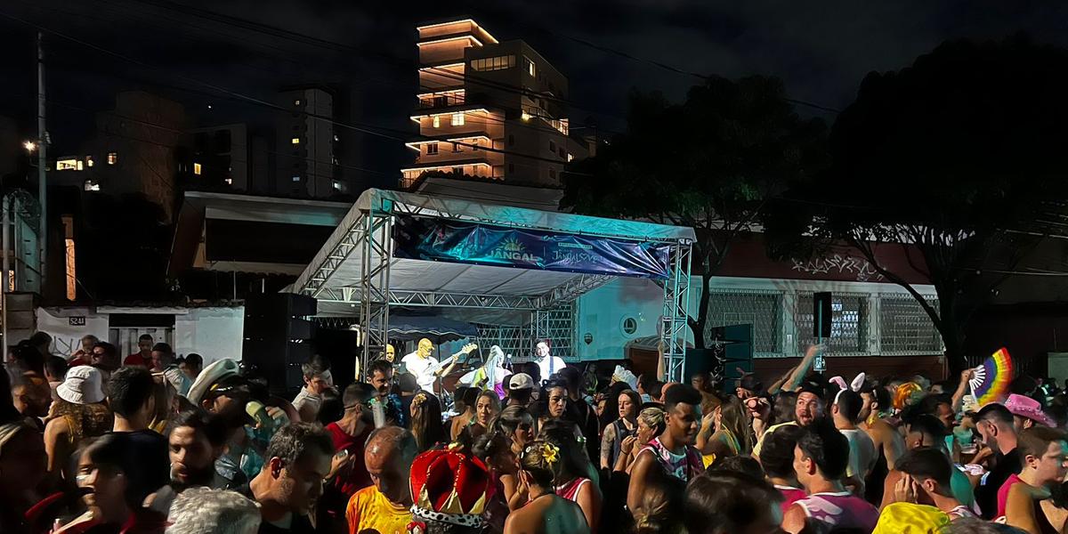 Palco montado na Rua Outono ajuda os 'inimigos do fim' a curtirem o domingo de Carnaval até a noite (Pedro Melo / Hoje em Dia)