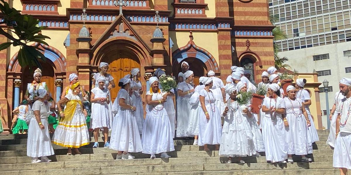 Apresentação do Baianas Ozadas em frente à igreja São José (Fernando Michel / Arquivo Hoje em Dia)