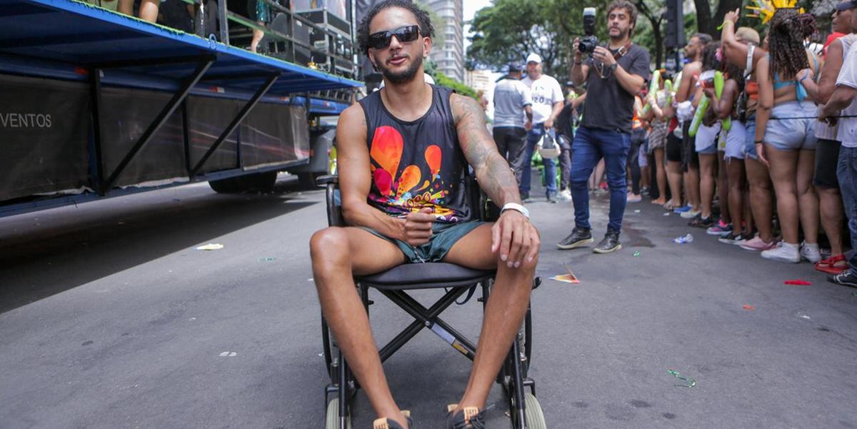 Flávio Batalha está trabalhando como fotógrafo e videomaker no bloco Baianas Ozadas, que segue cortejo pelo Centro de BH nesta segunda-feira (12). (Fernando Michel / Hoje em Dia)