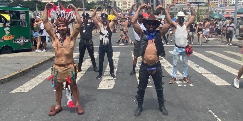 Amigos fantasiados de Village People na concentração do Corte Devassa (Pedro Santos / Hoje em Dia)