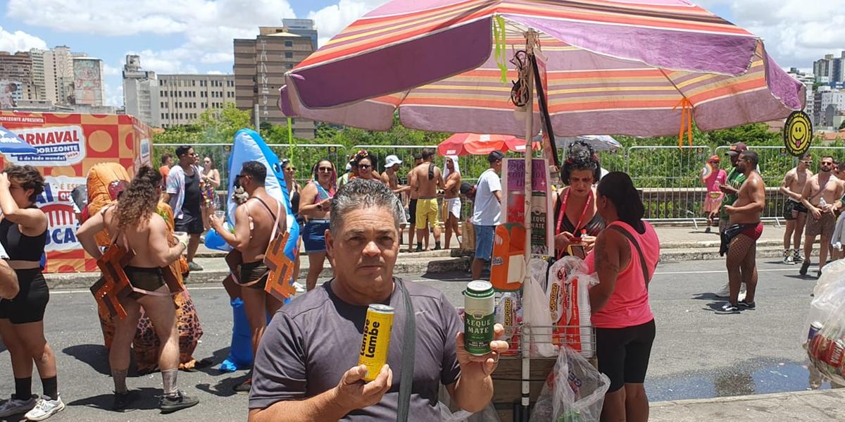 Elson dos Santos trabalha como ambulante no Carnaval de BH desde 2013 (Pedro Souza)
