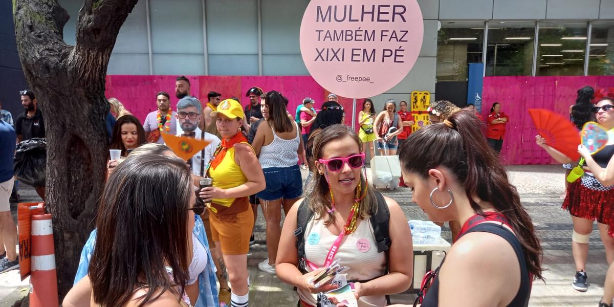 Mariana Barbosa vendia os produtos durante o desfile do bloco Unidos do Barro Preto, nesta segunda (Michael Martins)