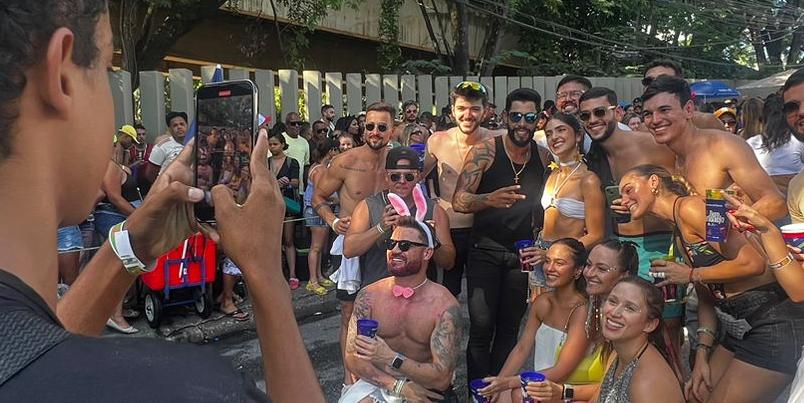 Sósia do cantor parou para tirar fotos com outros foliões (Pedro Melo)