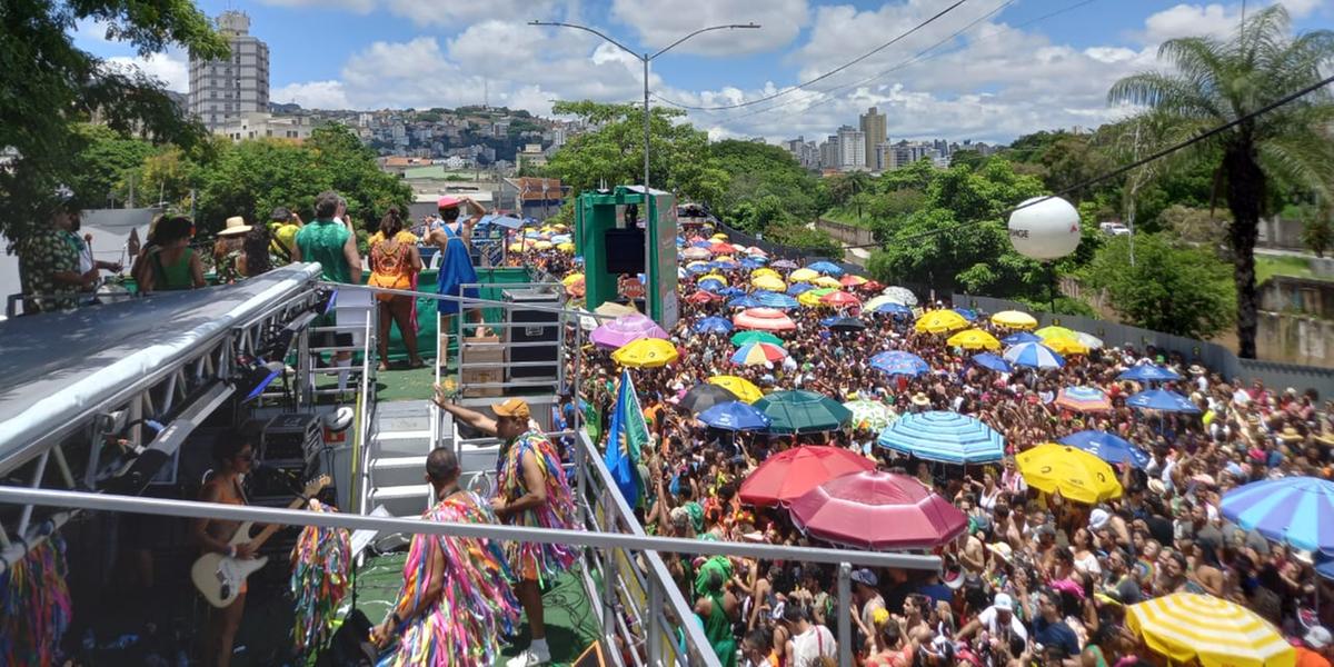Bloco Havayanas Usadas desfile nesta segunda na avenida dos Andradas (Michel Martins)