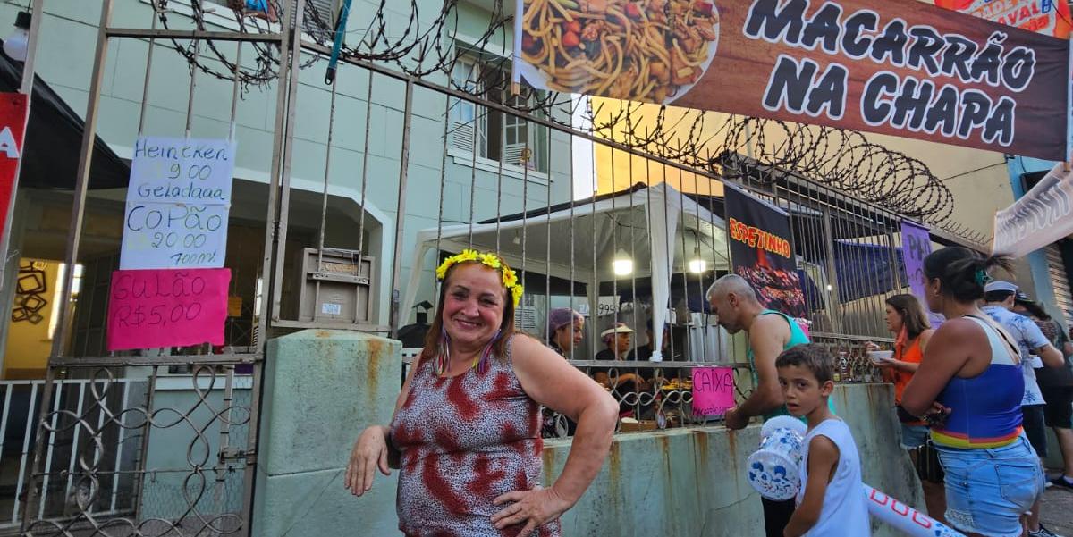 Dona de um salão de beleza, Leia Pereira Antunes Rocha aluga dois espaços da casa em frente durante a folia (Valeska Amorim)