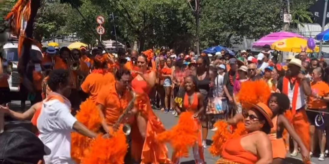 Bloco leva para as ruas instrumentos de sopro e percussão para homenagear o jazz e blues de Nova Orleans (Reprodução Redes Sociais)