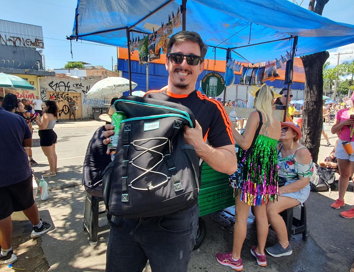 Carlos Eduardo garante que fez uma ótima escolha ao levar a mochila térmica no Carnaval (Pedro Souza)