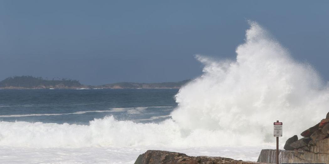 No caso de ressaca, deve-se evitar o banho de mar; evitar a prática de esportes no mar (Tânia Rêgo / Agência Brasil)