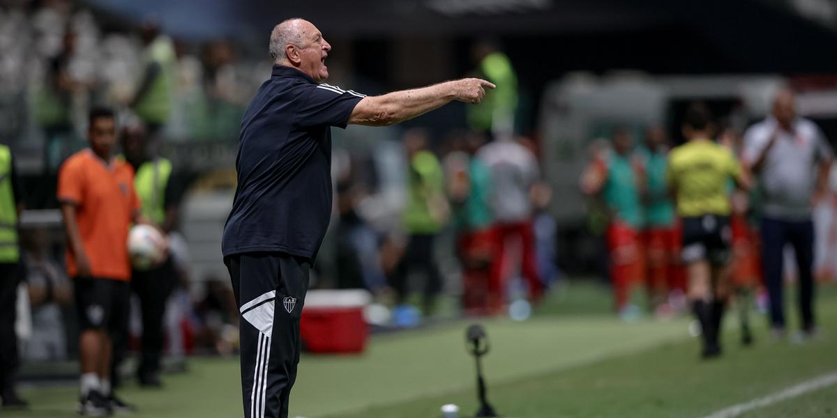 Scolari levou cinco atletas da base para o duelo contra o Tombense (Pedro Souza / Atlético)