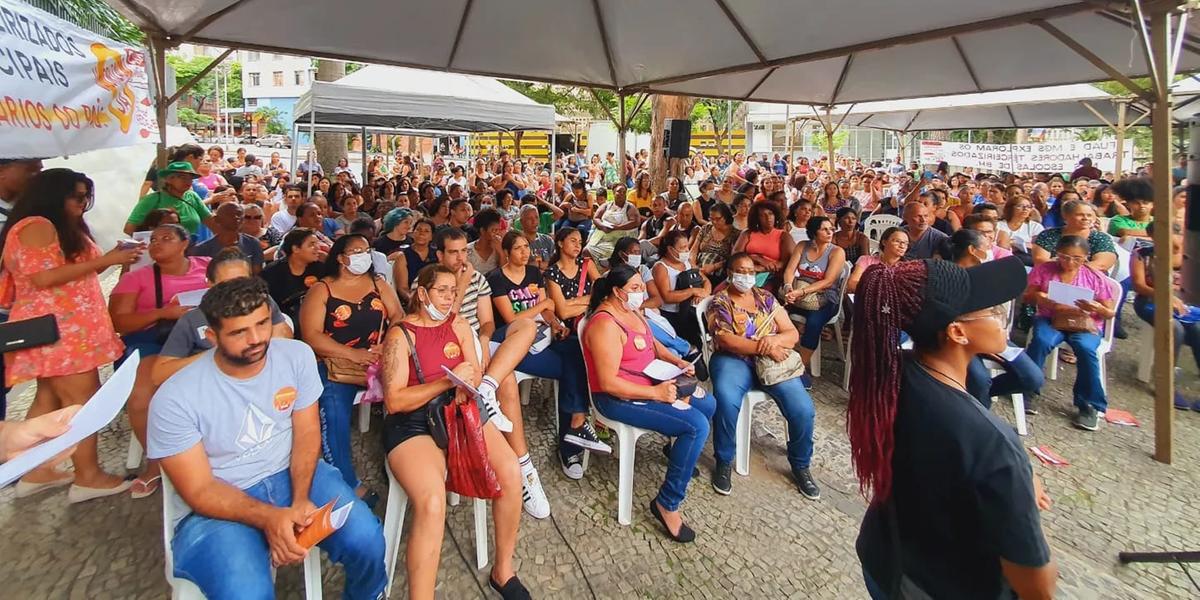 Professores decidiram pela greve após assembleia na última quinta-feira (Sindrede-BH/Divulgação)