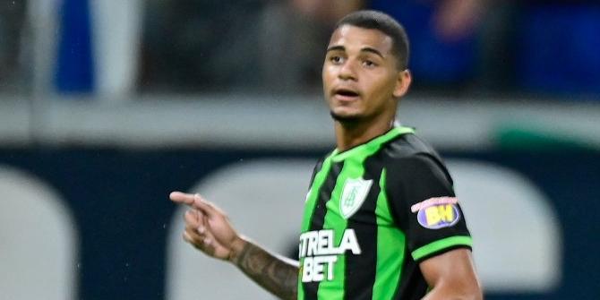 Renato Marques tentou cruzar e acabou encobrindo o goleiro Rafael Cabral (Mourão Panda /América)