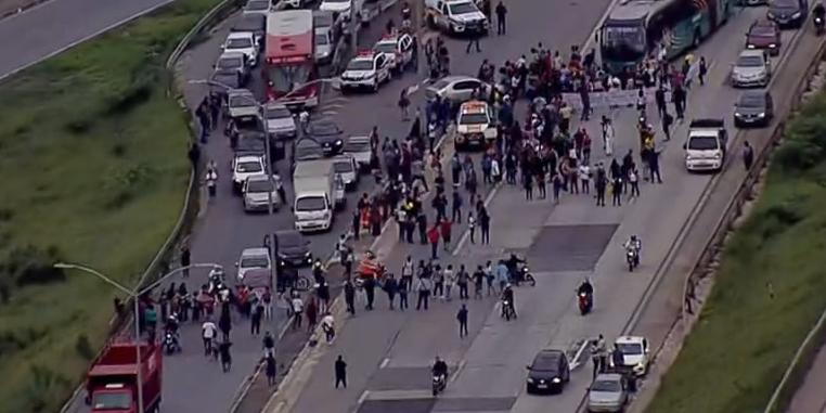 Pista está parcialmente bloqueada e há congestionamento no local (Reprodução TV Globo)
