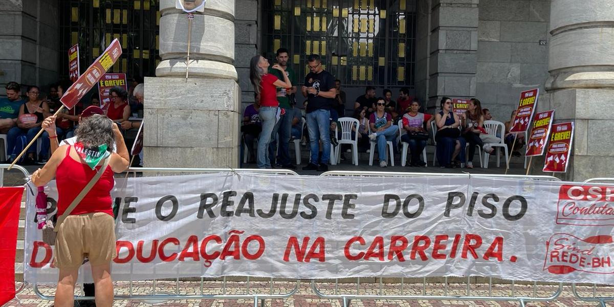 Grupo ocupou a calçada e parte do hall de entrada da sede do executivo municipal, no Centro de BH (Valéria Marques/Hoje em Dia)