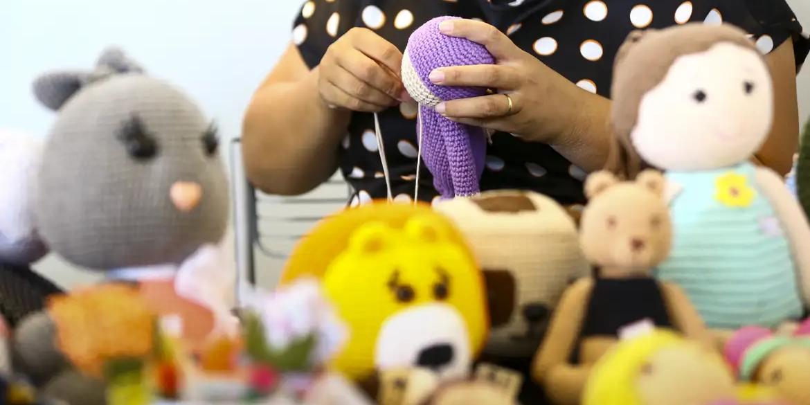 Microempreendedora fazendo brinquedos à mão (Marcelo Camargo/Agência Brasil)