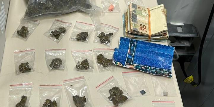 Com o suspeito foram encontradas grande quantidade de drogas, celulares, um computador e dinheiro (Valéria Marques/Hoje em Dia)