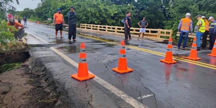 Tempestades que caíram na região comprometeram o encabeçamento da estrutura da ponte, que passa sobre o rio Caititu, no km 238 da MGC-122 (Divulgação / DER-MG)