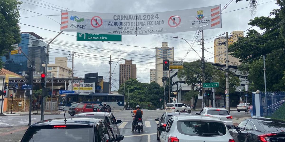 Faixa na esquina da avenida Amazonas com rua Araguari, no centro de BH (Fernando Michel / Hoje em Dia)