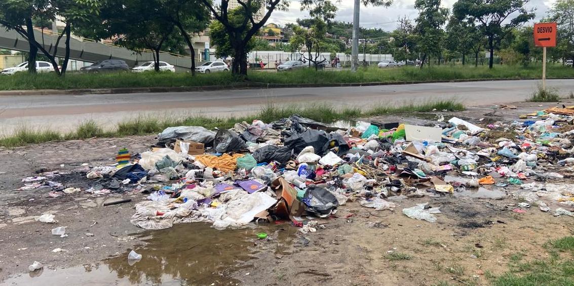 Lixo toma conta da calçada em frente à UPA Norte, na avenida Risoleta Neves (Fernando Michel)