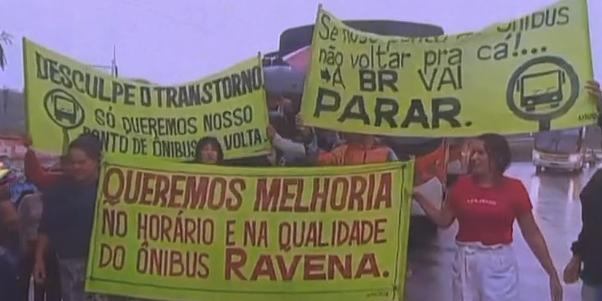 Com cartazes, eles pedem a melhoria da qualidade dos ônibus, dos quadros de horários e a recolocação de um ponto de embarque e desembarque (Reprodução TV Globo)
