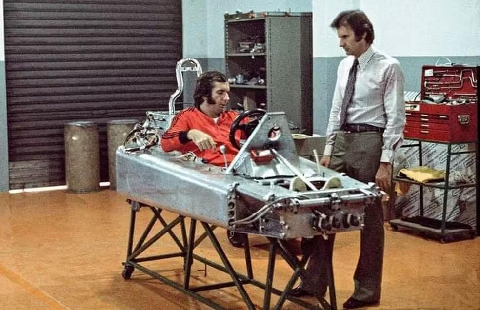 Emerson e Wilsinho Fittipaldi testam cockpit de carro da Copersucar (Divulgação)