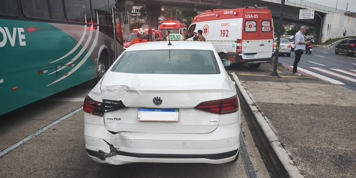 Dois ônibus do Move e um táxi se envolveram no acidente (Divulgação / CBMMG)