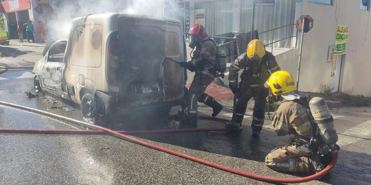 Trabalhos dos militares para conter as chamas duraram mais de uma hora (Bombeiros/Divulgação)