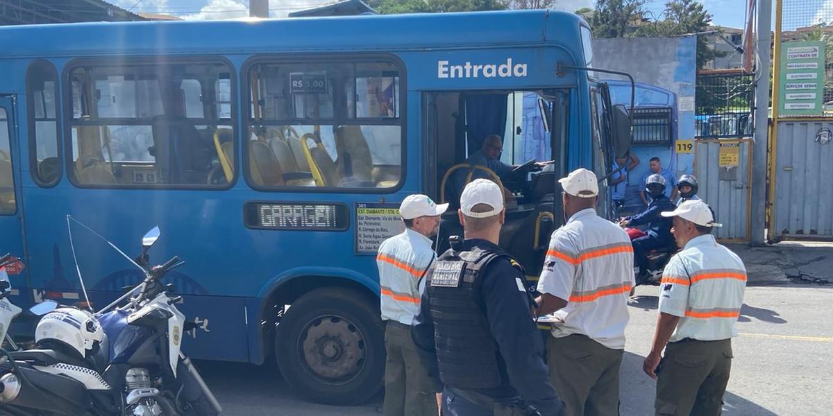 Agentes da BHTrans fiscalizam veículo no Barreiro, em BH (Fernando Michel/Hoje em Dia)