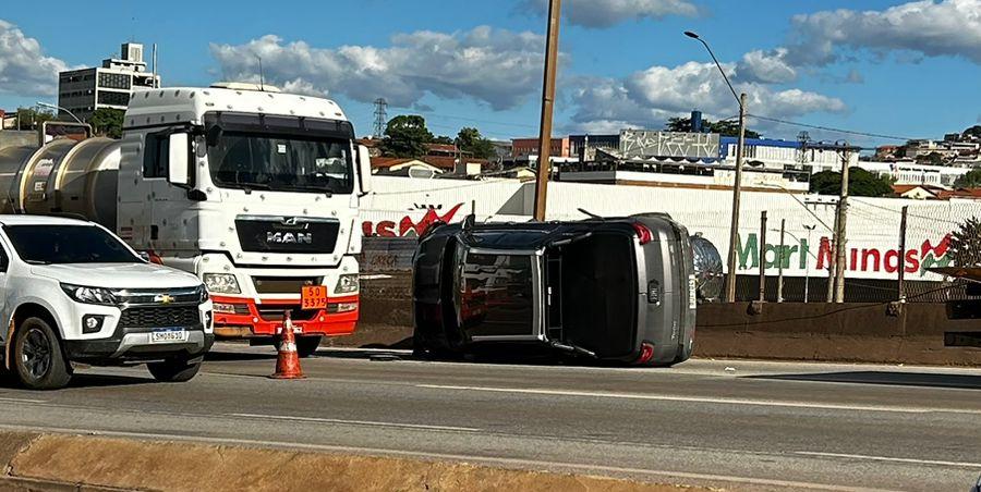 Motoristas que passaram pelo local viram os ocupantes do veículo sendo retirados por pessoas que estavam próximas ao acidente (Joel Azevedo / Hoje em Dia)