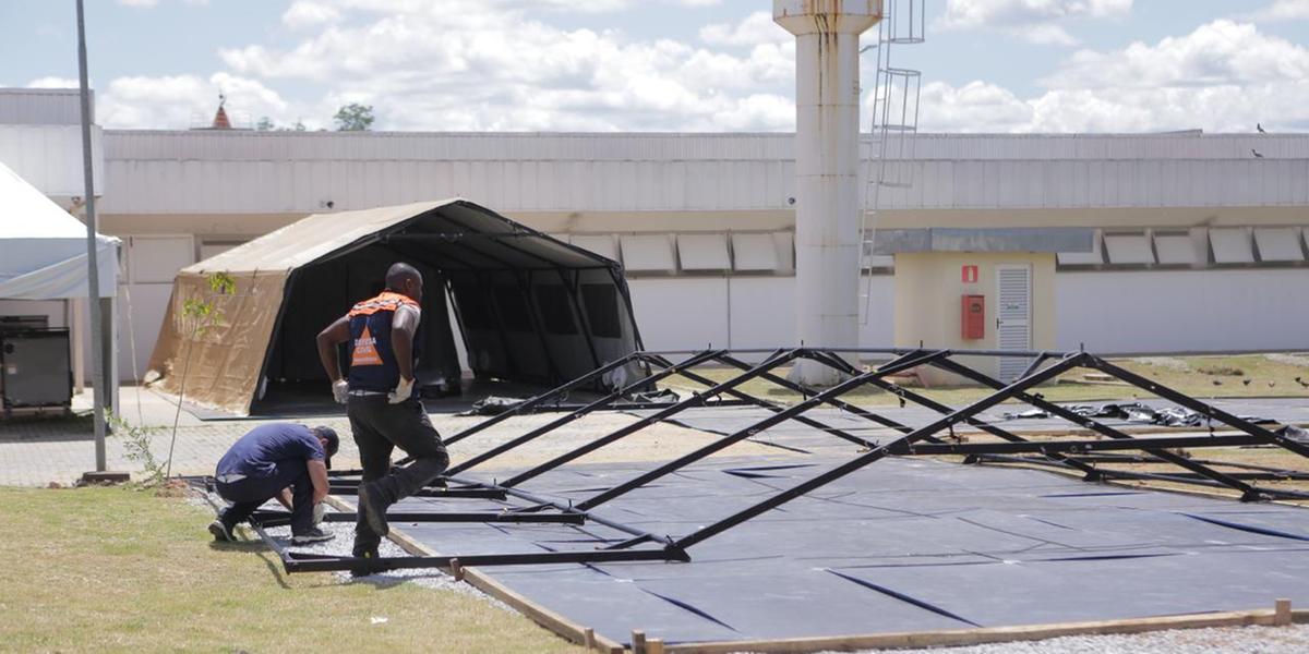 Montagem está sendo feita por agentes da Defesa Civil e deve ficar pronta em até dois dias (Fernando Michel/Hoje em Dia)