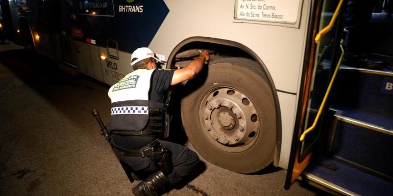Fiscalização realizada no bairro Dom Cabral vistoriou oito ônibus de uma mesma empresa; um deles teve autorização de tráfego recolhida (Amira Hissa / PBH)