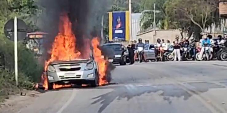 Trânsito foi completamente interditado na rodovia (Reprodução Redes Sociais)