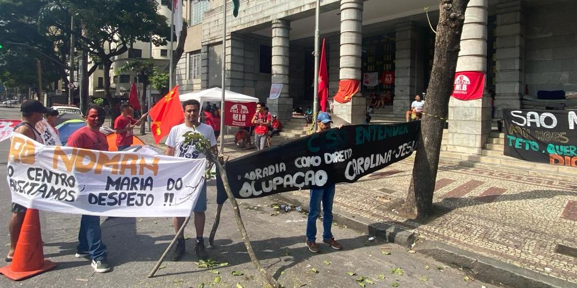 Manifestantes exigem reunião com o prefeito Fuad Noman (Fernando Michel/Hoje em Dia)