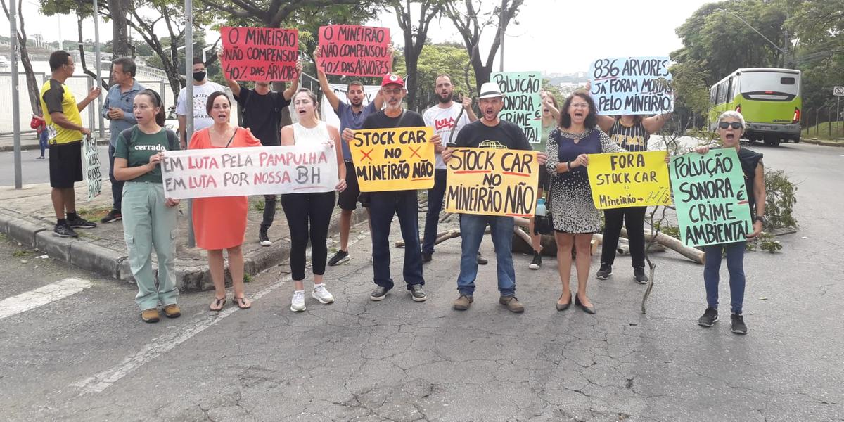 Manifestantes estão em vigília na avenida Carlos Luz desde a quarta-feira (28) (Maurício Vieira/Hoje em Dia)