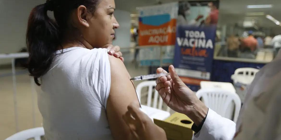 Vacina previne contra os vírus que geralmente começam a circular no país nos meses de maio, junho e julho (Paulo Pinto/Agência Brasil)