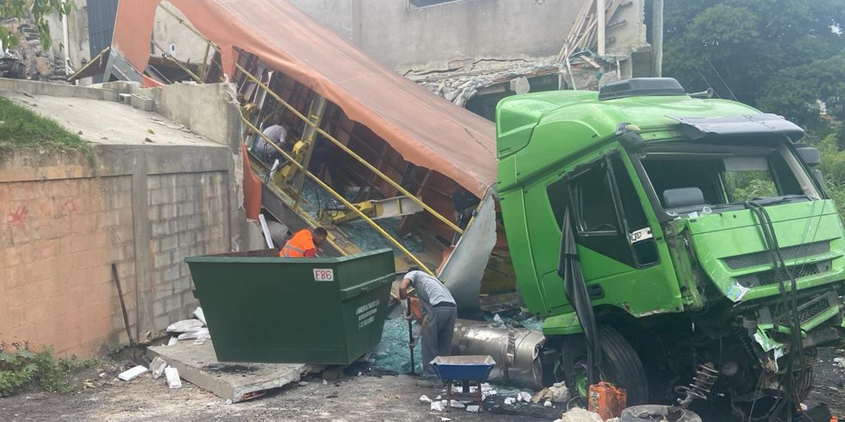 Carga de vidros começou a ser removida nesta quinta-feira (29) (Fernando Michel/Hoje em Dia)