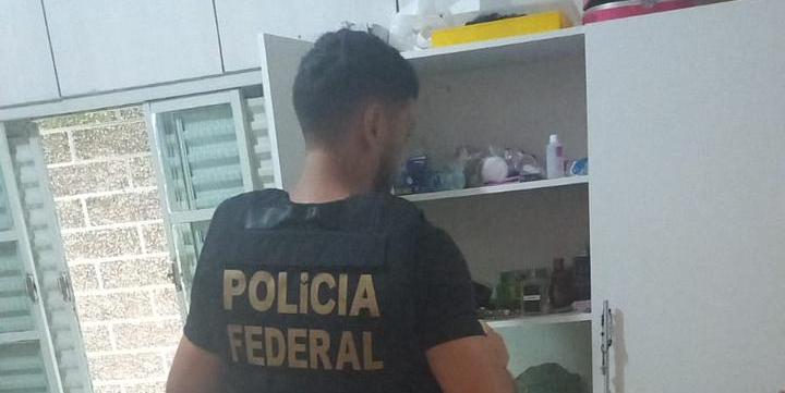 Ação apreendeu  cédulas de reais falsificadas, drogas, uma arma de fogo, computadores e anotações (Divulgação Polícia Federal)