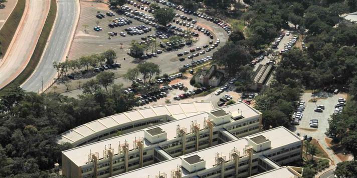 Vista do estacionamento e do prédio da Faculdade de Farmácia, uma das unidades da UFMG que podem sofrer impactos com a realização da corrida no entorno do Mineirão (Foca Lisboa | UFMG)