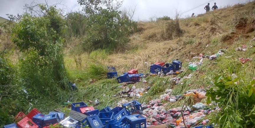 Caminhão carregado de bebidas capota em ribanceira em Muriaé; carona morre na hora