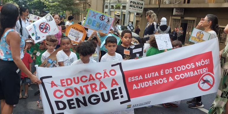 Alunos da EMEI Timbiras e da Escola Municipal Paulo Mendes Campos fizeram uma passeata nesta sexta-feira (1º) para conscientizar a população das medidas contra a dengue (Maria Victoria/PBH)