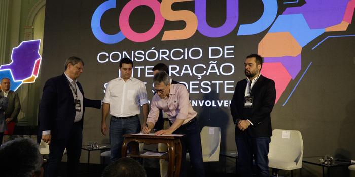 Integrantes do Cosud firmaram a criação do Pacto Regional para Segurança Pública e Enfrentamento ao Crime Organizado (Cristiano Machado / Imprensa MG)