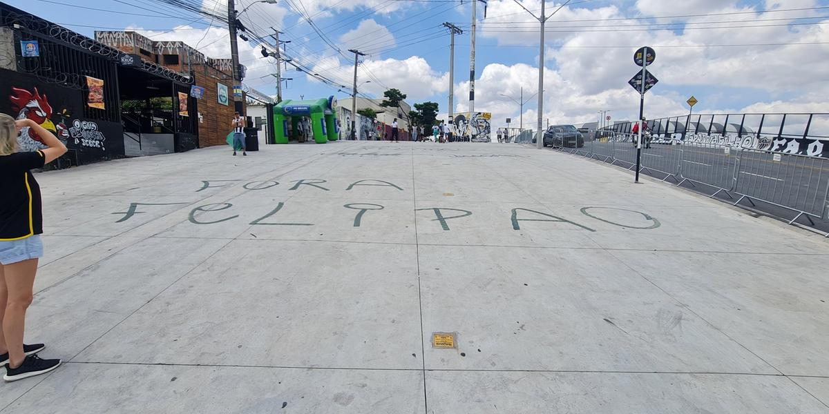Torcedores protestam contra Felipão nos arredores da Arena MRV (Reprodução/ X @CrisGalo)