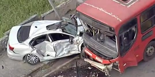 O carro ficou completamente destruído na batida (Reprodução TV Globo)