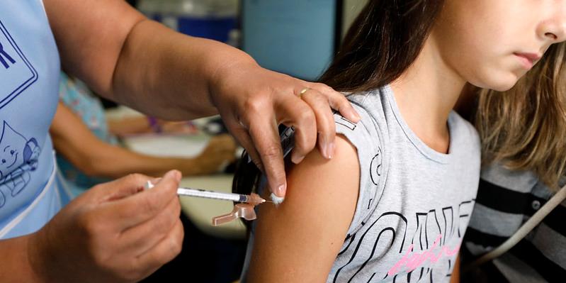 Para receber a vacina, é necessária a presença dos pais, mães ou responsáveis legais (Rodrigo Clemente/PBH)