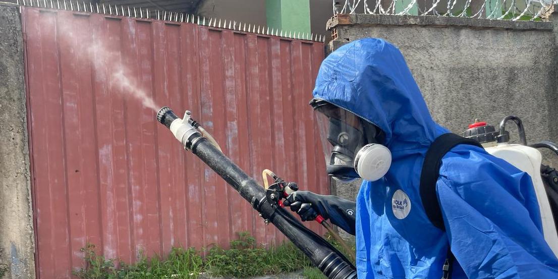 Agentes aplicam o 'fumacê' nos imóveis do bairro Minas Caixa, em Venda Nova (Valéria Marques/Hoje em Dia)