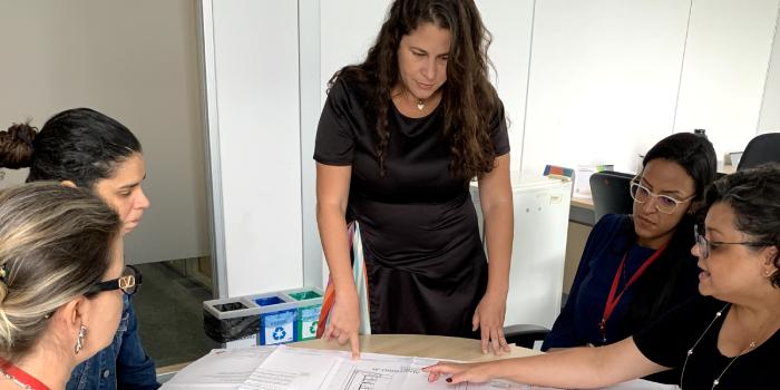 Subsecretária de Edificações de Minas Gerais, Débora Dias, e equipe (Seinfra/Divulgação)