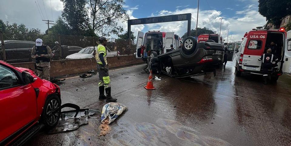 Capotamento foi na marginal do Anel Rodoviário, no bairro Madre Gertrudes (Divulgação / CBMMG)